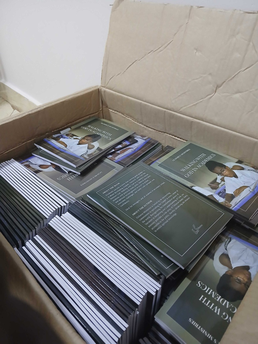 Une boîte d’exemplaires tout juste imprimés de Walking with God in Academics
