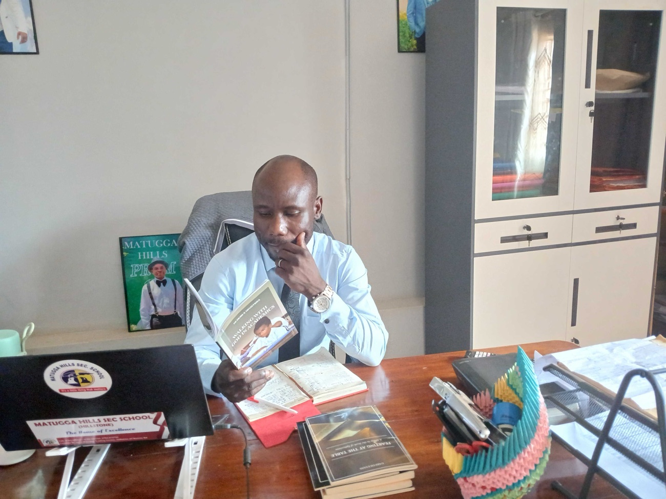 Un directeur à Matugga Hills avec Walking with God in Academics.